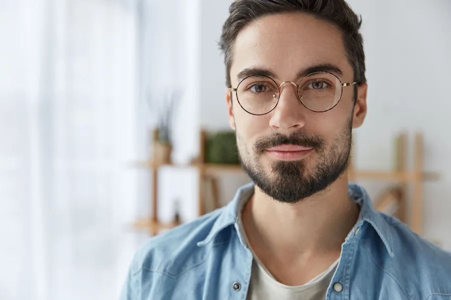 mann mit brille schaut in die kamera