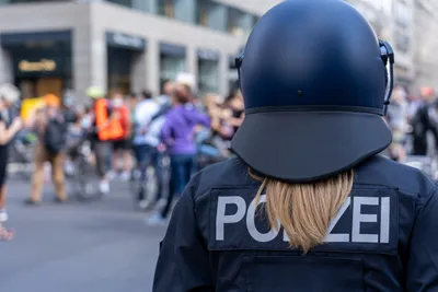 polizistin steht vor einer menschenmenge