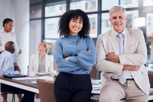 anwälte lehnen sich an einen tisch im büro