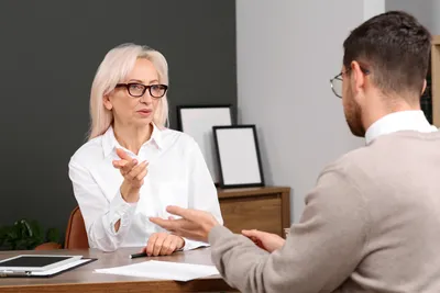 zwei personen gestikulieren mit den händen