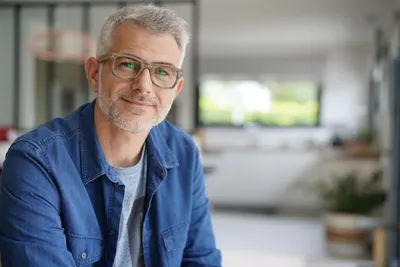 Mann mit Brille und blauem Hemd