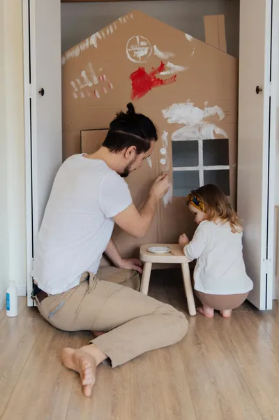 vater bemalt mit tochter ein papphaus