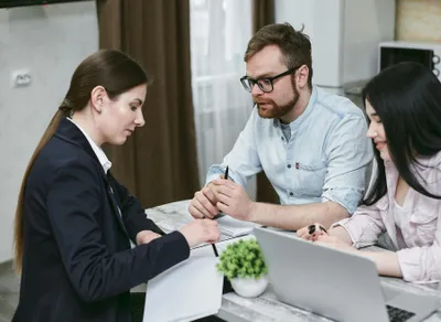 drei personen besprechen informationen von einem blatt