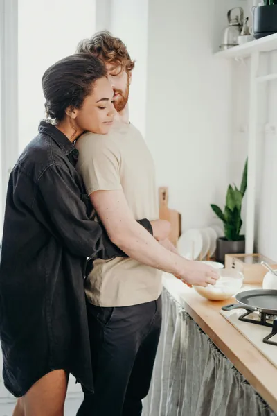 paar kocht zusammen