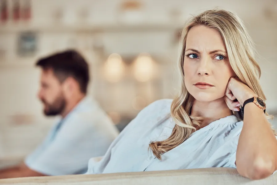 frau schaut nachdenklich in die gegend