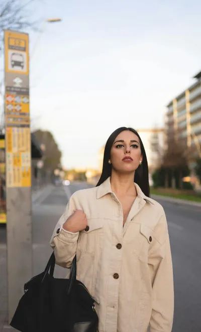 frau wartet auf den bus