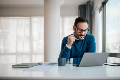 hr schaut sich bewerbungen an am laptop