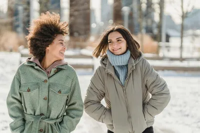 zwei frauen gehen im schnee spazieren