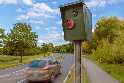 auto färht an blitzer vorbei